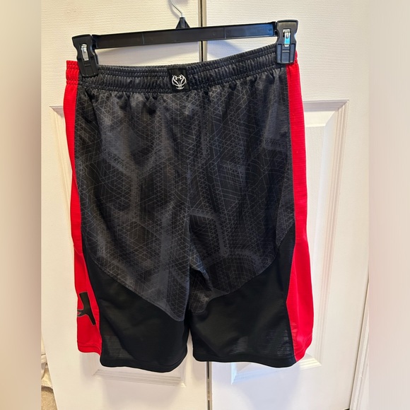 Youth XL - Under Armour shorts - Picture 2 of 2